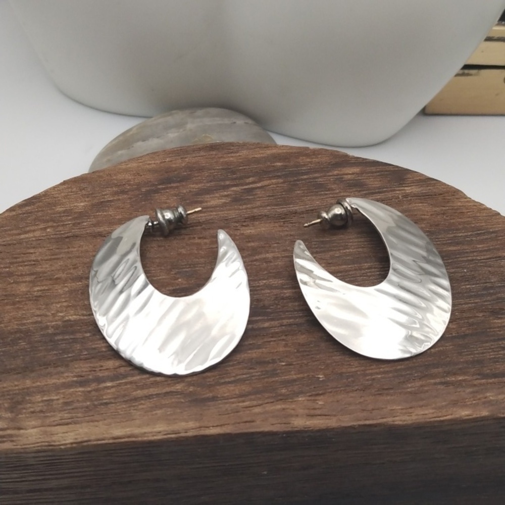 Brutalist silver hoop E241